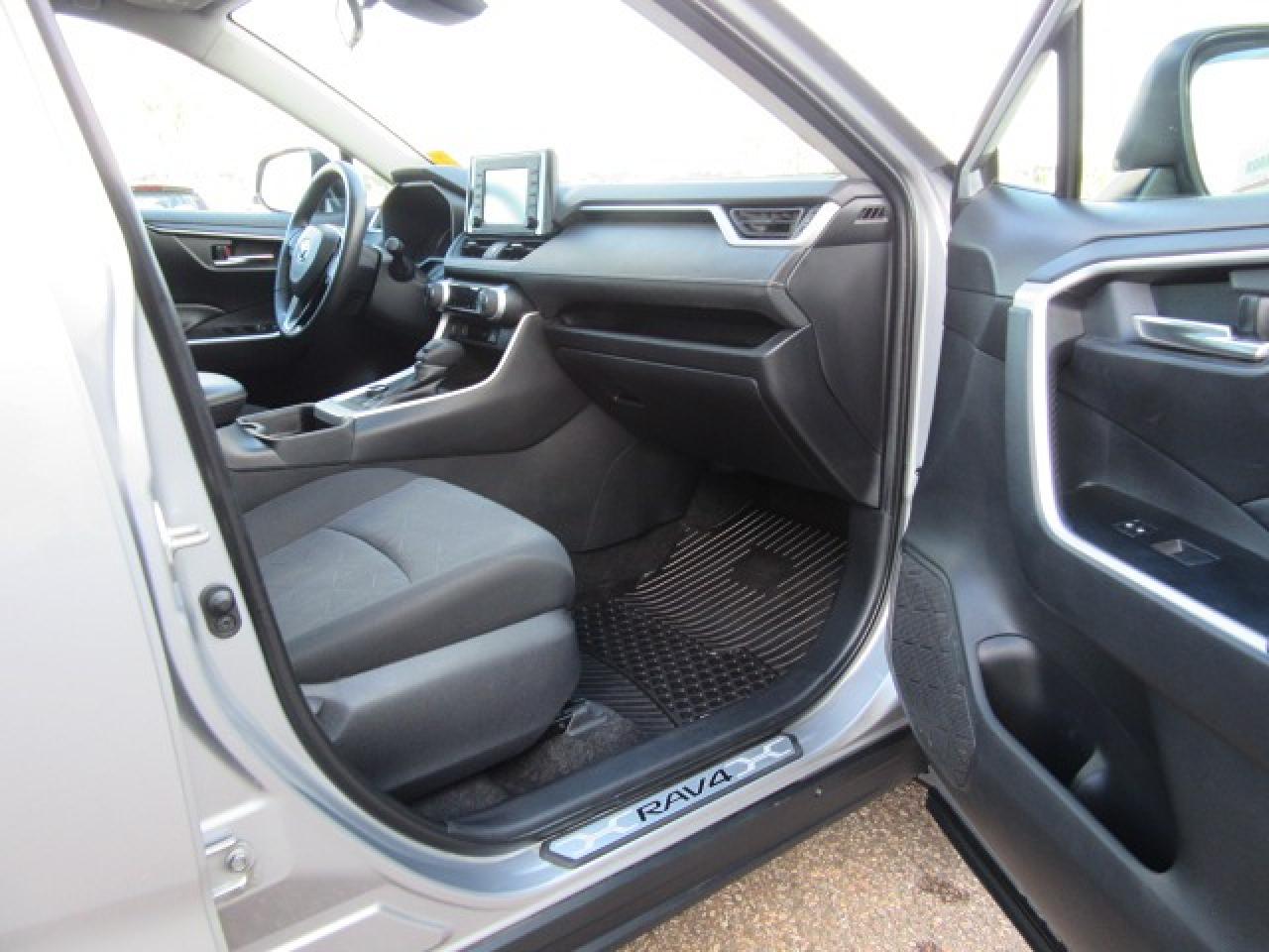 2020 Toyota RAV4 Hybrid XLE Photo