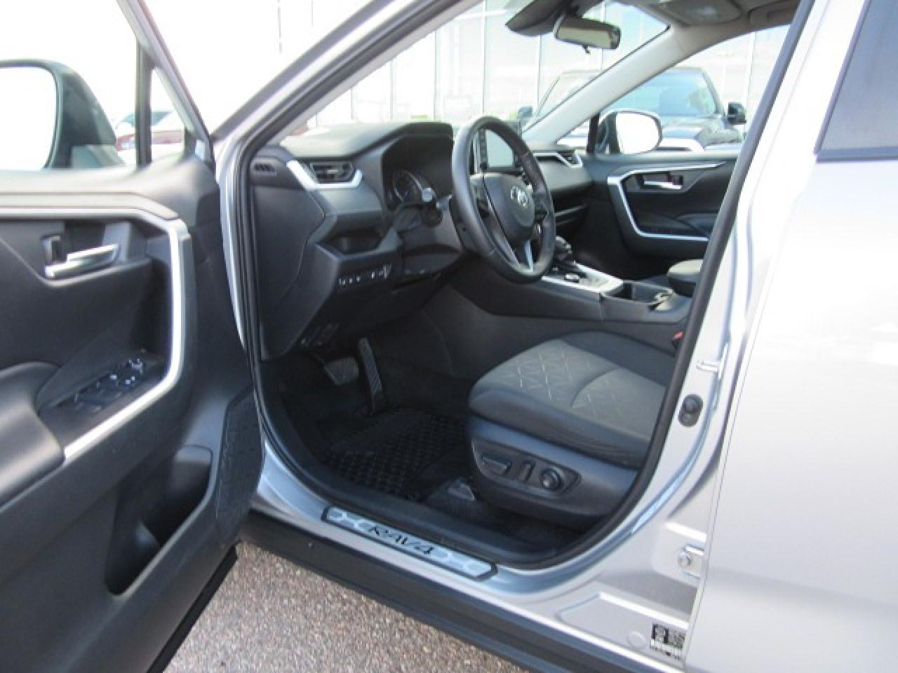 2020 Toyota RAV4 Hybrid XLE Photo