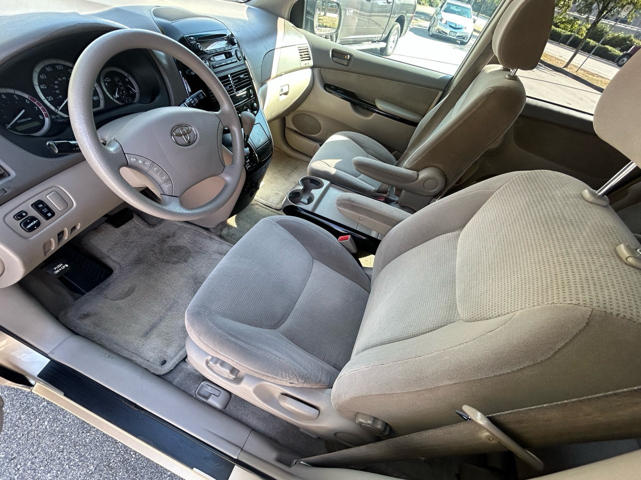 2004 Toyota Sienna CE - Photo #9