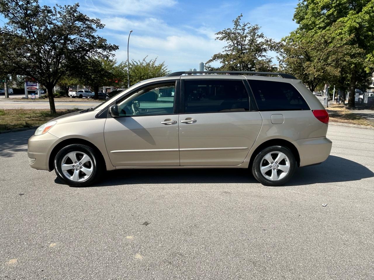 2004 Toyota Sienna CE - Photo #2