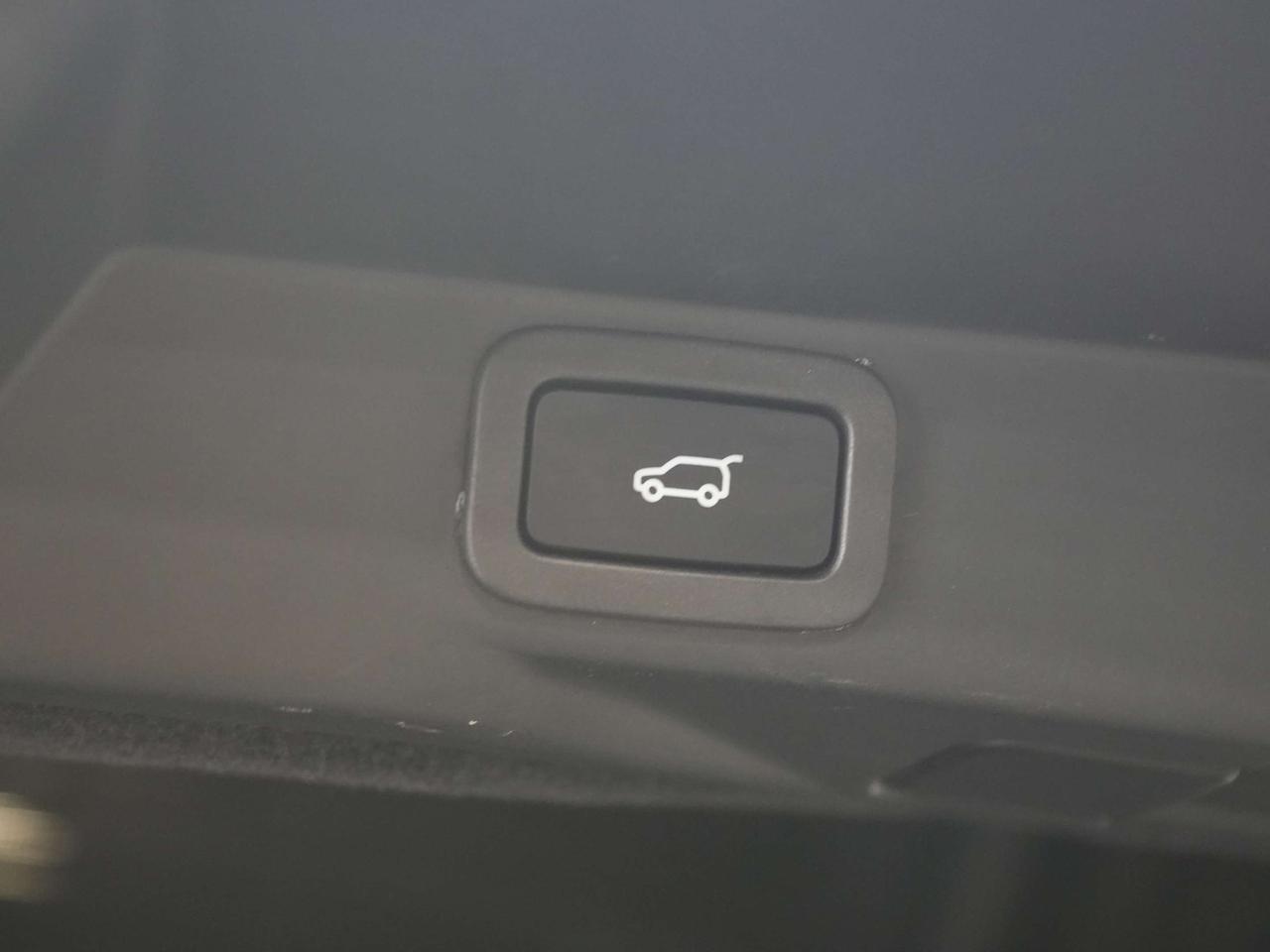 2018 Land Rover Range Rover Sport V8  SVR/HUD/360CAM/PANO/MERIDIAN/22 IN RIMS Photo