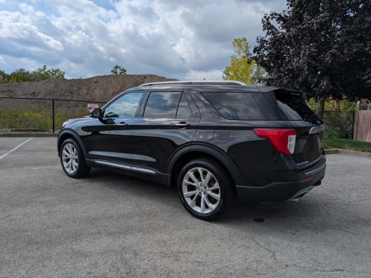 2022 Ford Explorer Platinum  **TECHNOLOGY PACKAGE** Photo