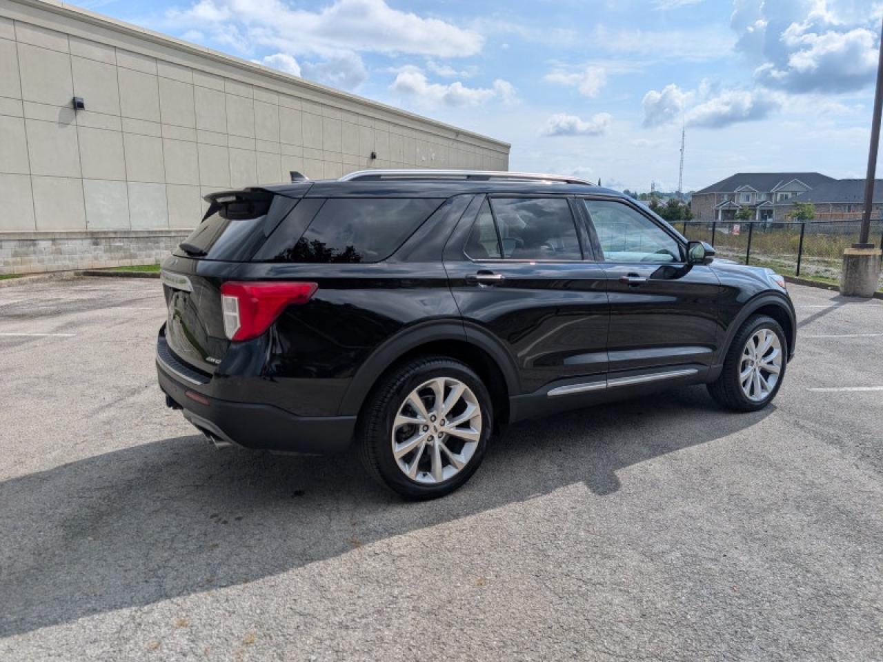 2022 Ford Explorer Platinum  **TECHNOLOGY PACKAGE** Photo