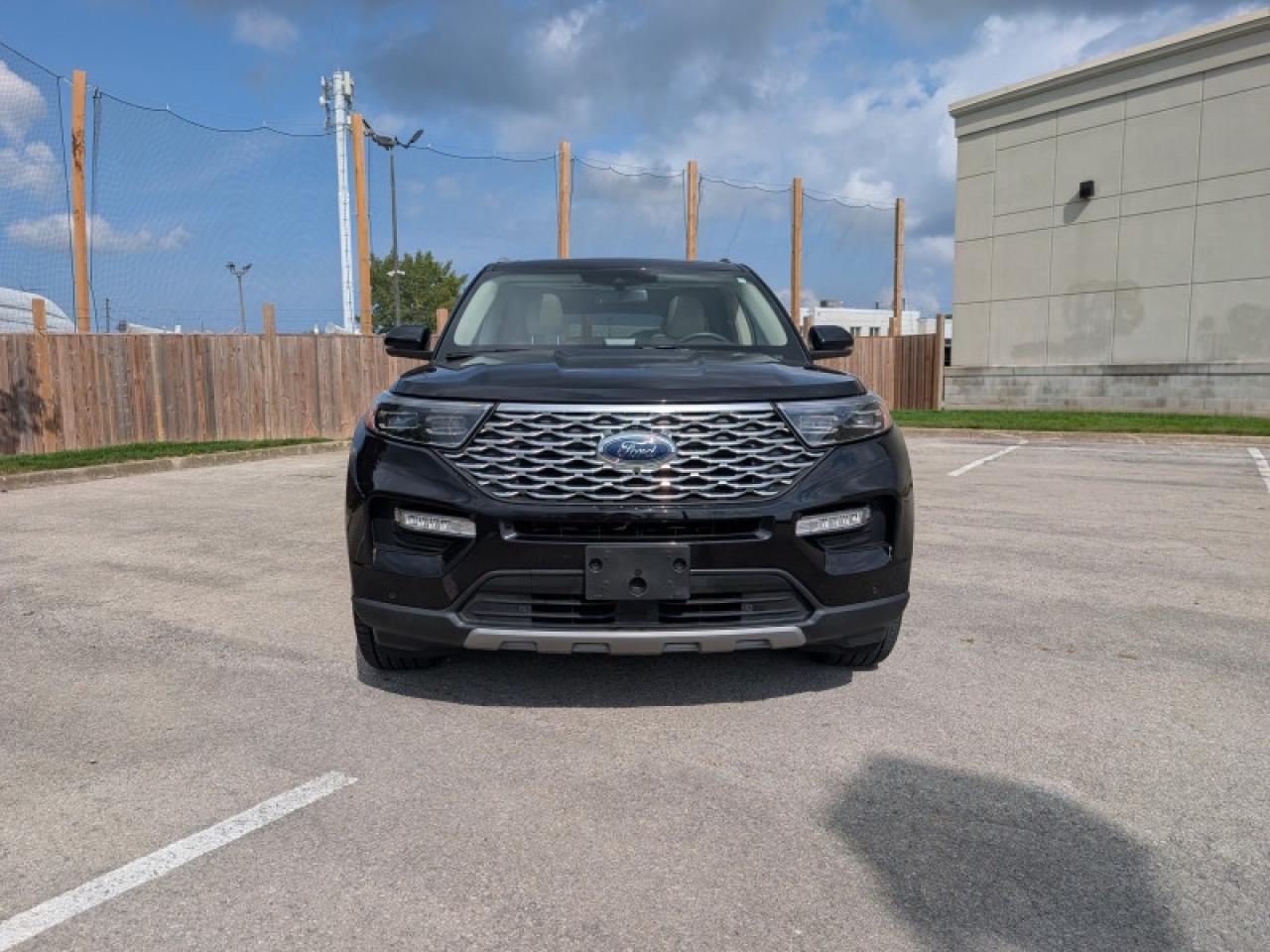 2022 Ford Explorer Platinum  **TECHNOLOGY PACKAGE** Photo