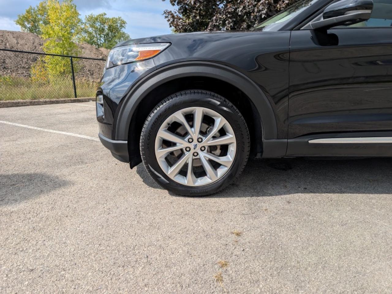2022 Ford Explorer Platinum  **TECHNOLOGY PACKAGE** Photo