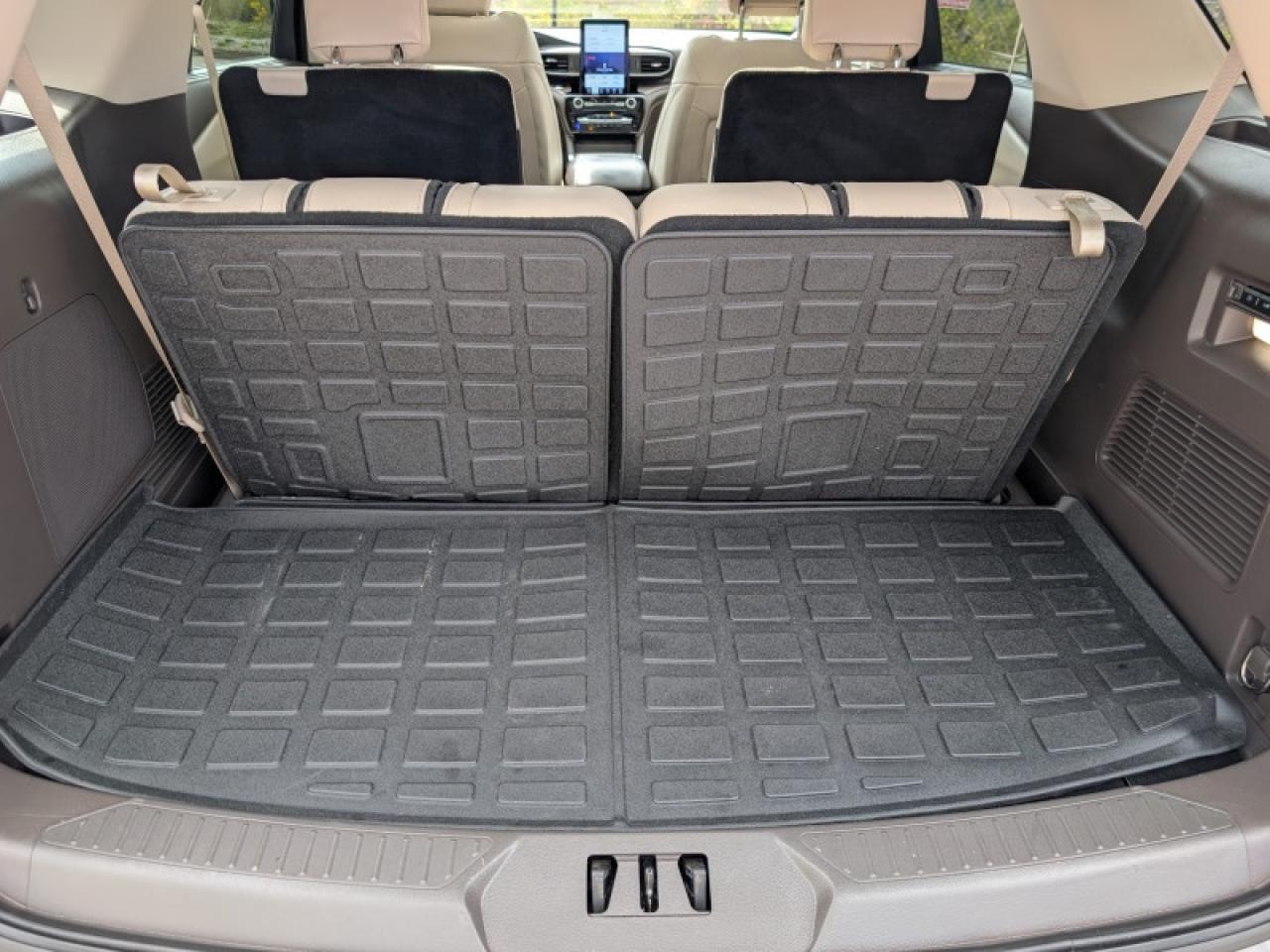 2022 Ford Explorer Platinum  **TECHNOLOGY PACKAGE** Photo