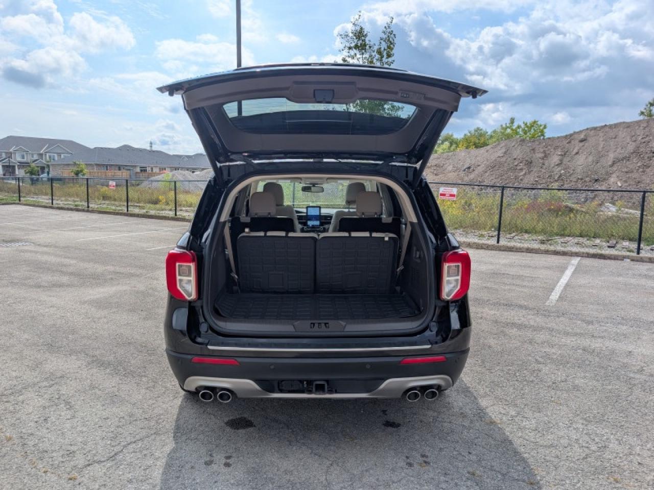 2022 Ford Explorer Platinum  **TECHNOLOGY PACKAGE** Photo