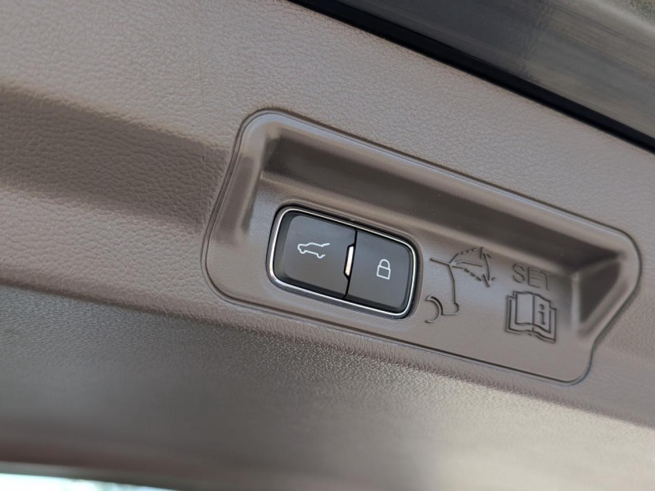 2022 Ford Explorer Platinum  **TECHNOLOGY PACKAGE** Photo