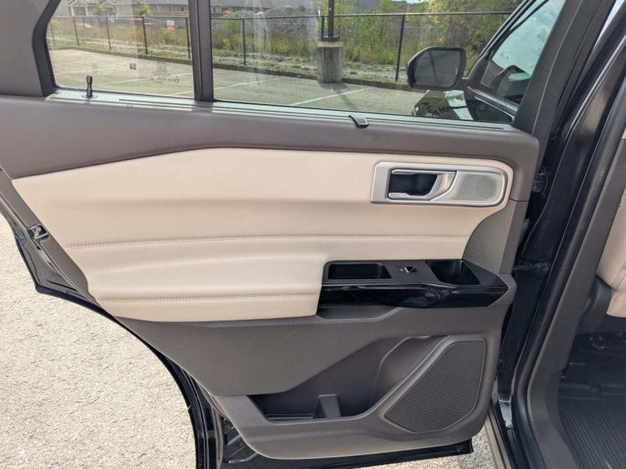 2022 Ford Explorer Platinum  **TECHNOLOGY PACKAGE** Photo