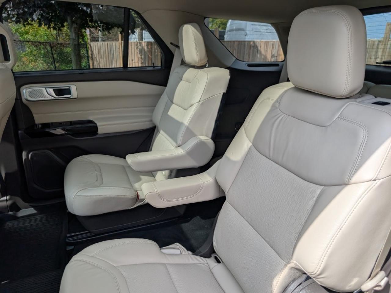 2022 Ford Explorer Platinum  **TECHNOLOGY PACKAGE** Photo