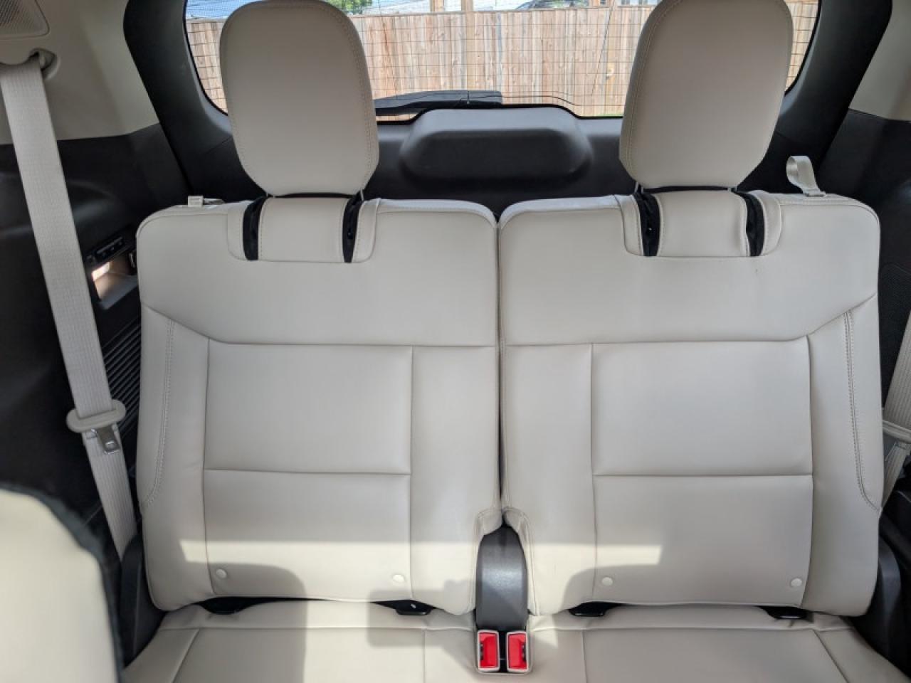 2022 Ford Explorer Platinum  **TECHNOLOGY PACKAGE** Photo