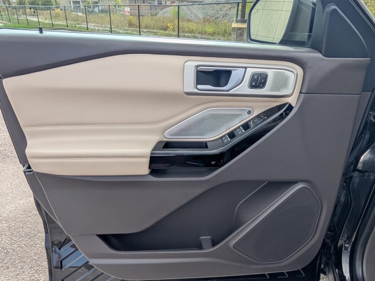 2022 Ford Explorer Platinum  **TECHNOLOGY PACKAGE** Photo