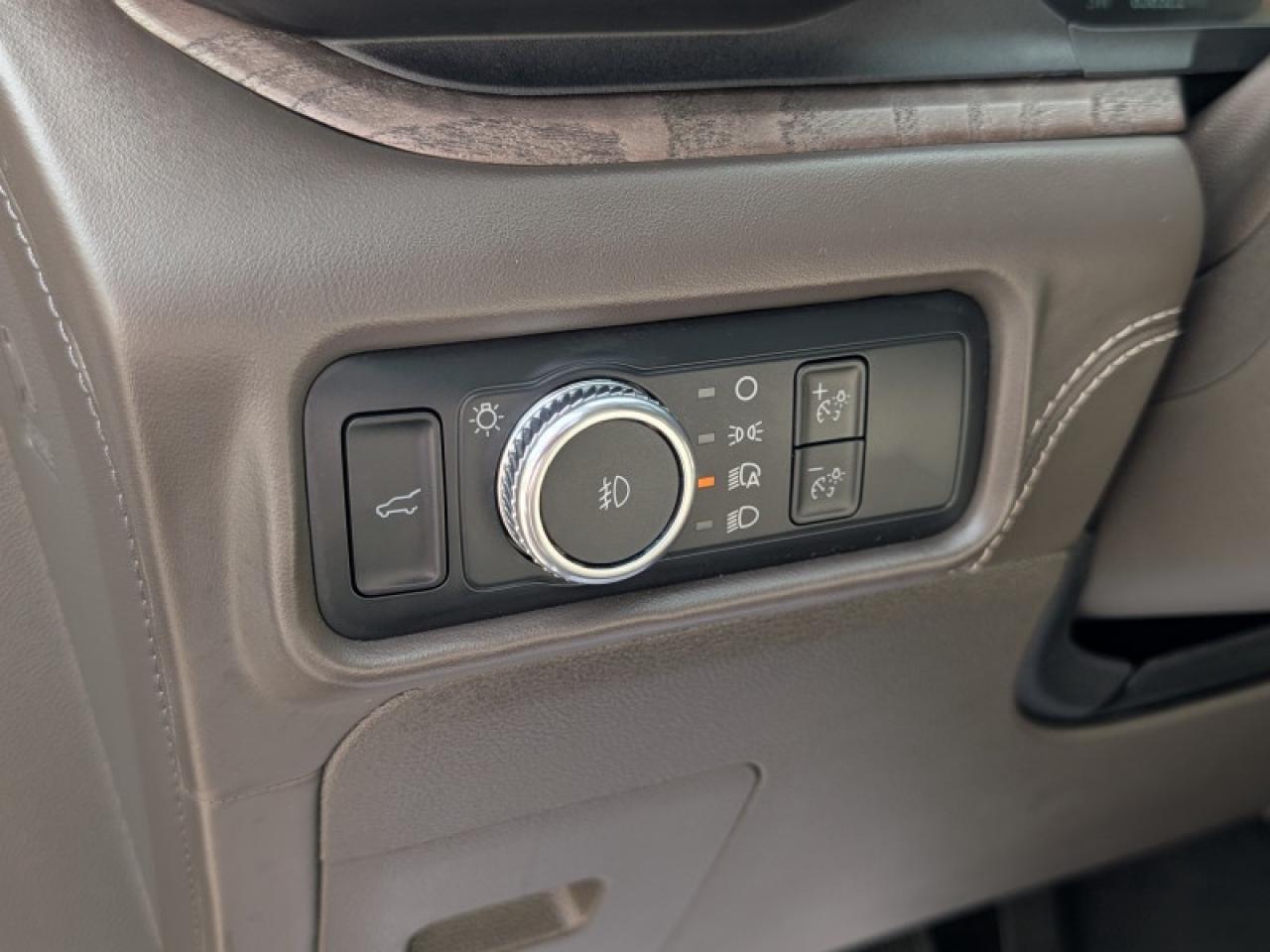 2022 Ford Explorer Platinum  **TECHNOLOGY PACKAGE** Photo