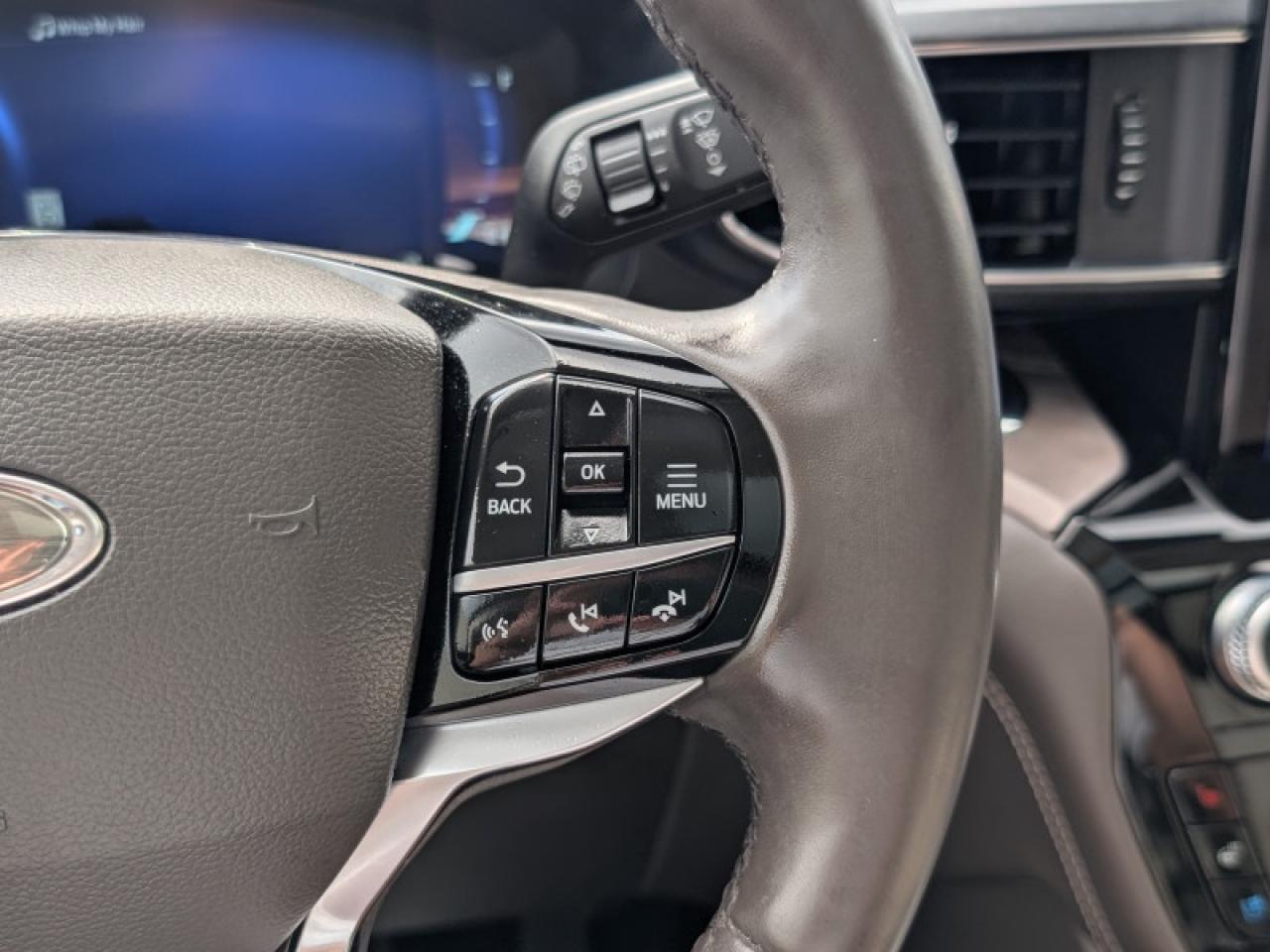 2022 Ford Explorer Platinum  **TECHNOLOGY PACKAGE** Photo