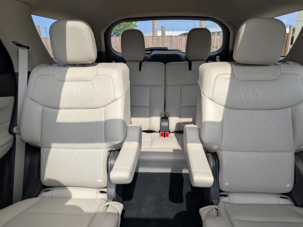 2022 Ford Explorer Platinum  **TECHNOLOGY PACKAGE** Photo