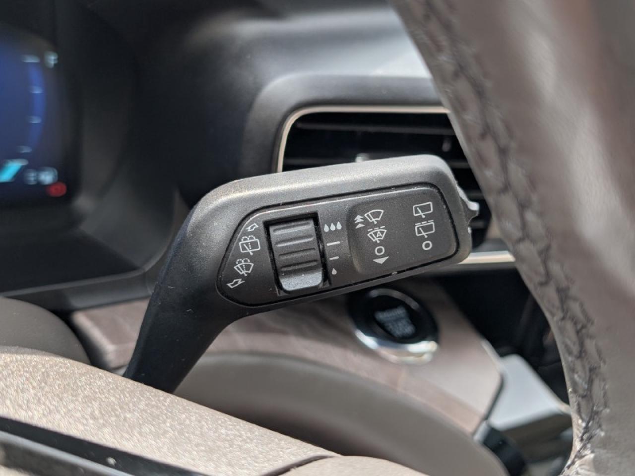 2022 Ford Explorer Platinum  **TECHNOLOGY PACKAGE** Photo