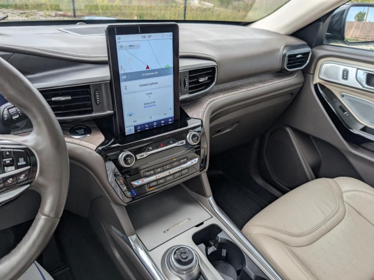 2022 Ford Explorer Platinum  **TECHNOLOGY PACKAGE** Photo