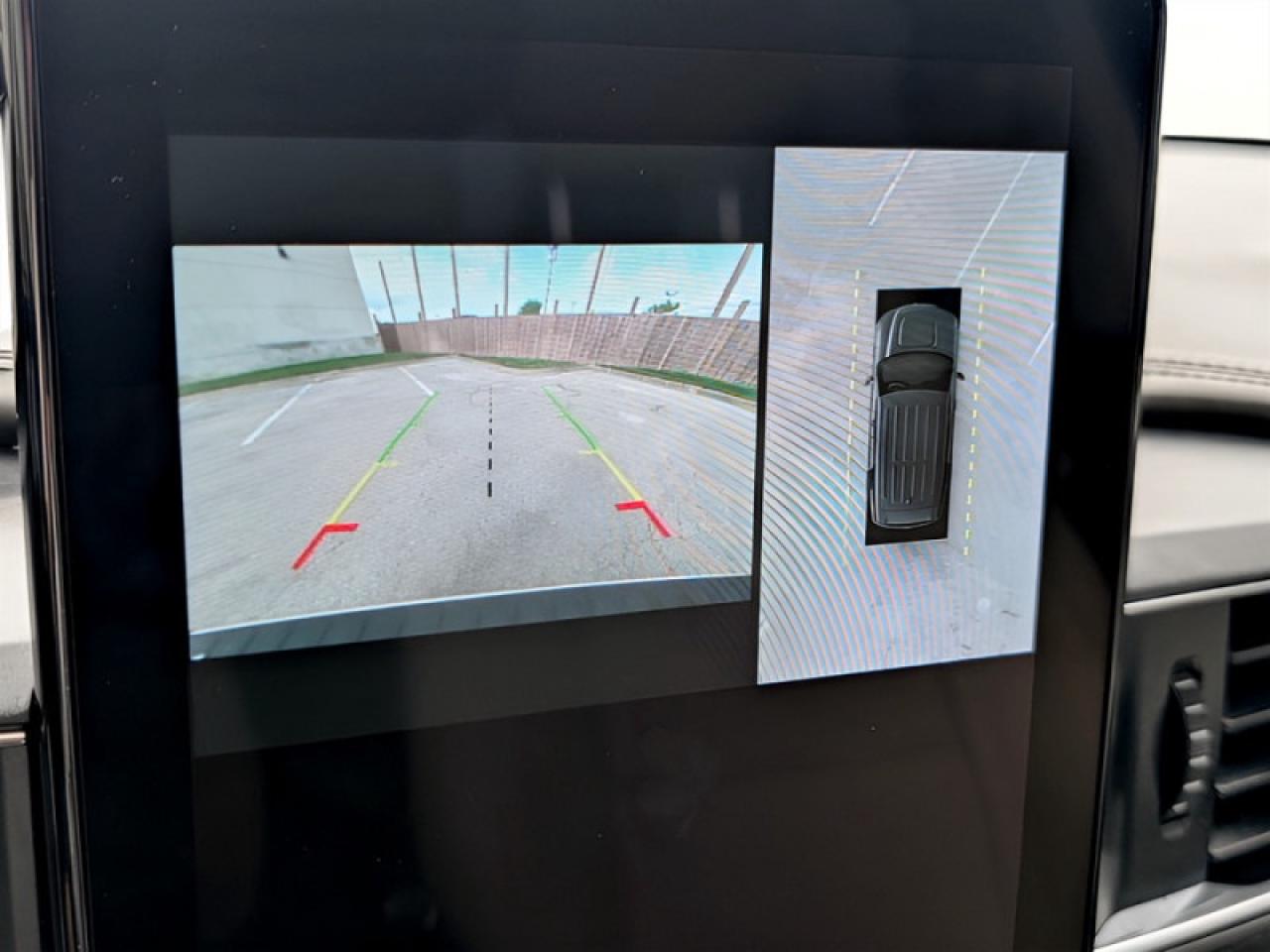 2022 Ford Explorer Platinum  **TECHNOLOGY PACKAGE** Photo