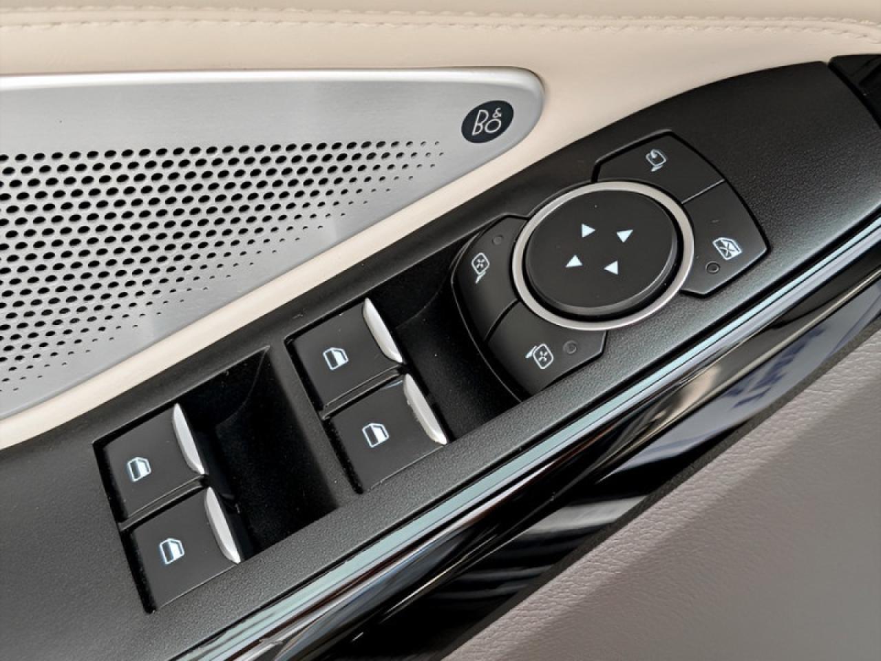 2022 Ford Explorer Platinum  **TECHNOLOGY PACKAGE** Photo