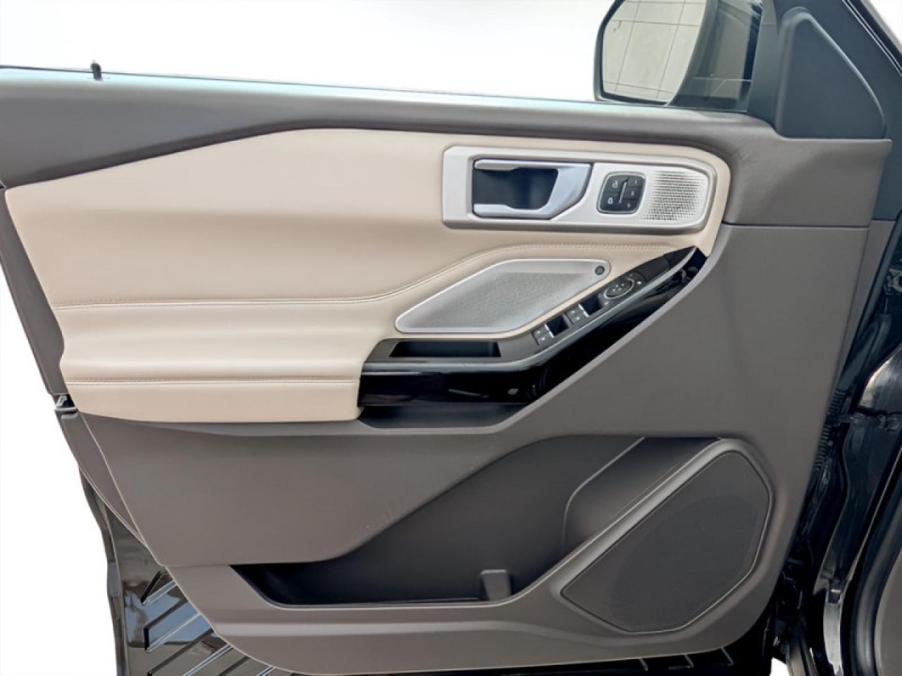 2022 Ford Explorer Platinum  **TECHNOLOGY PACKAGE** Photo