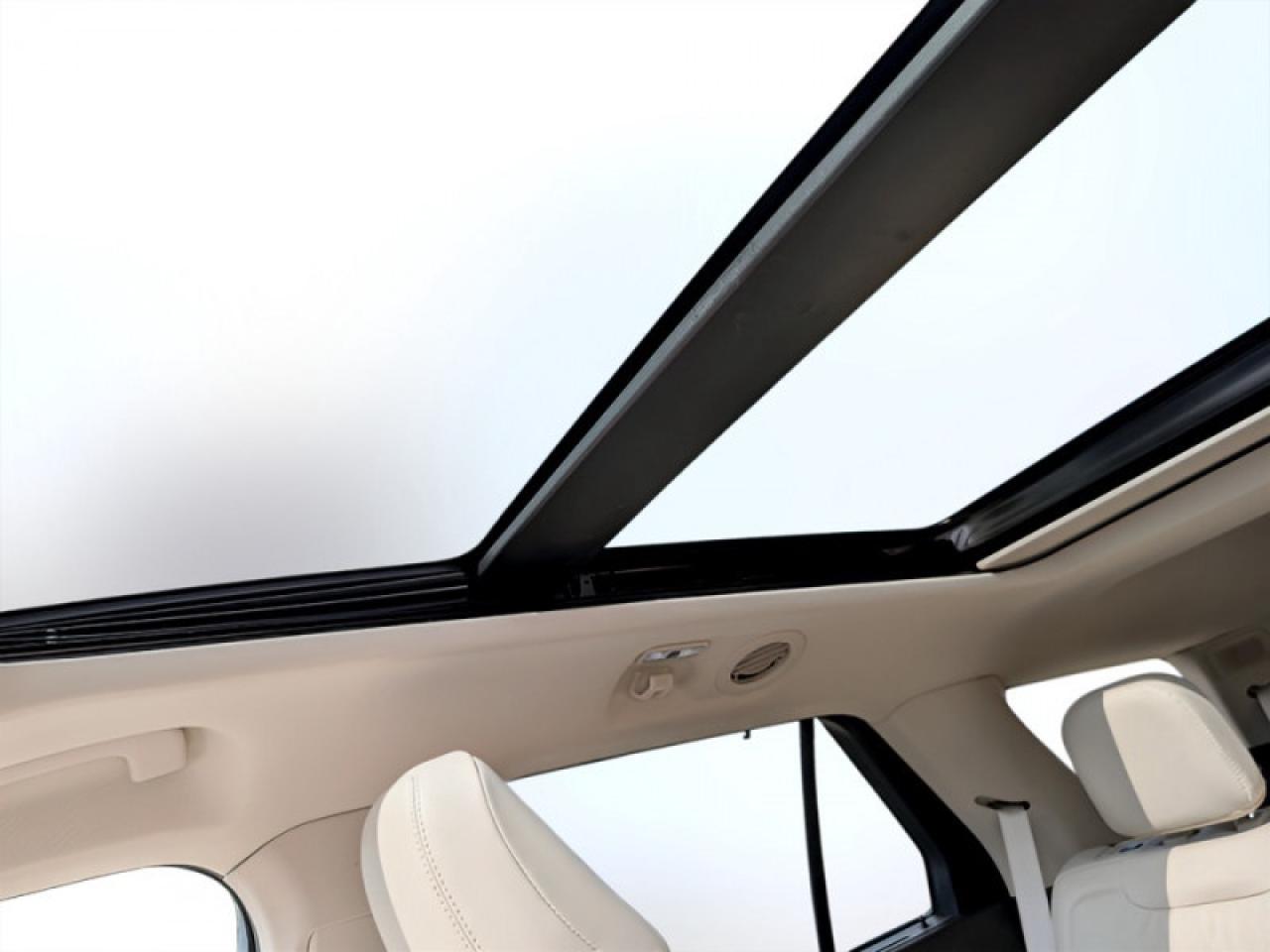 2022 Ford Explorer Platinum  **TECHNOLOGY PACKAGE** Photo