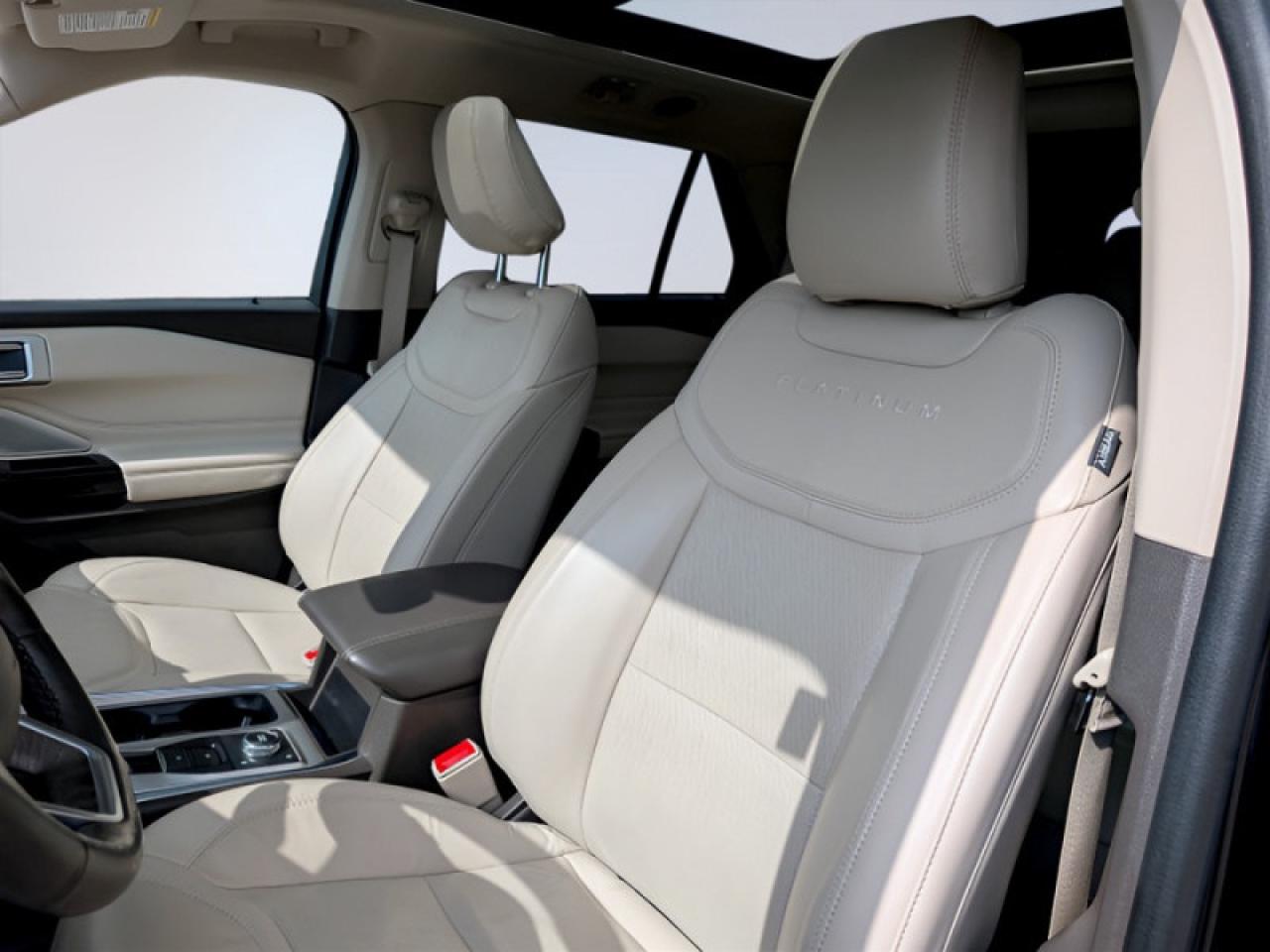 2022 Ford Explorer Platinum  **TECHNOLOGY PACKAGE** Photo