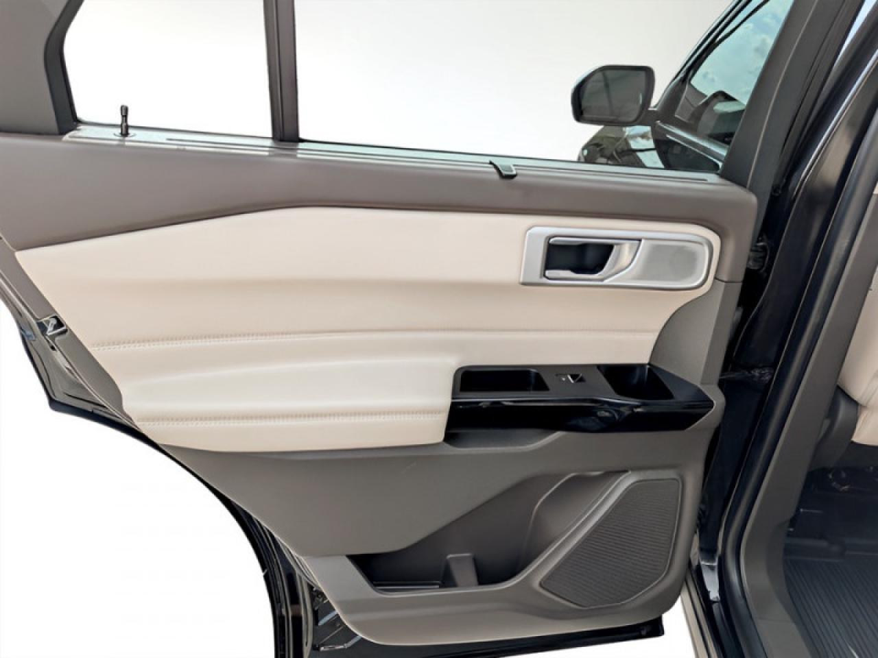 2022 Ford Explorer Platinum  **TECHNOLOGY PACKAGE** Photo