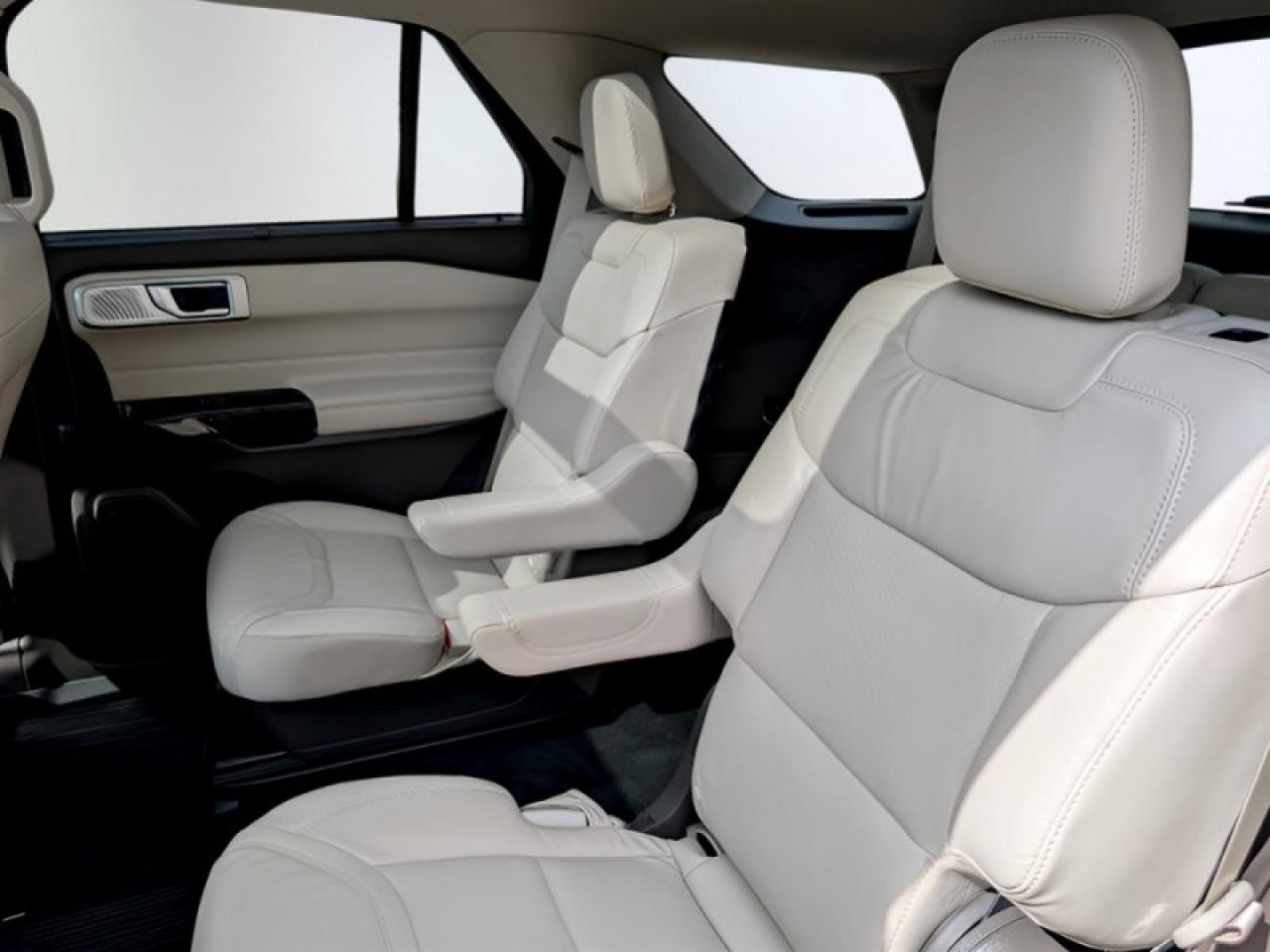 2022 Ford Explorer Platinum  **TECHNOLOGY PACKAGE** Photo