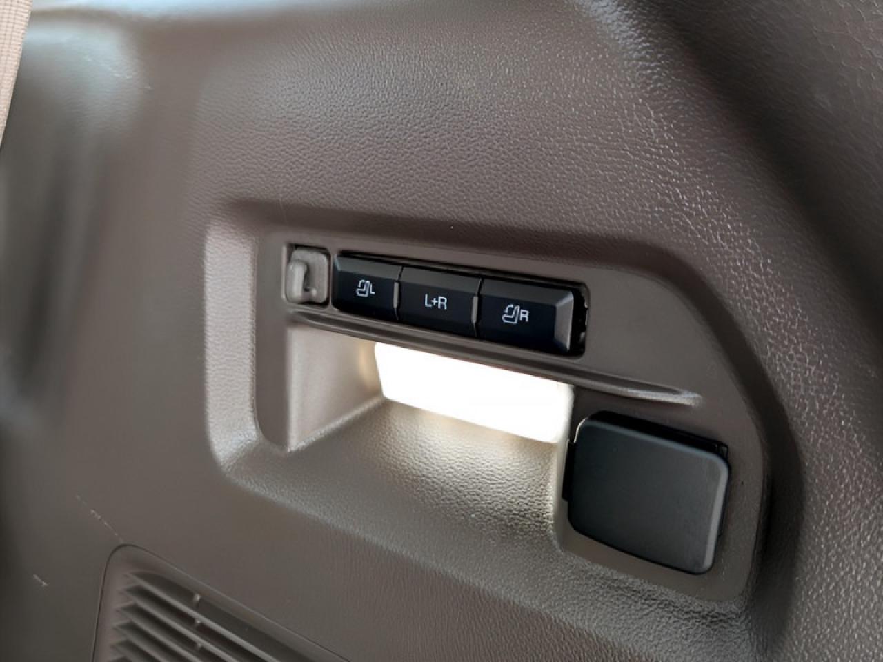 2022 Ford Explorer Platinum  **TECHNOLOGY PACKAGE** Photo