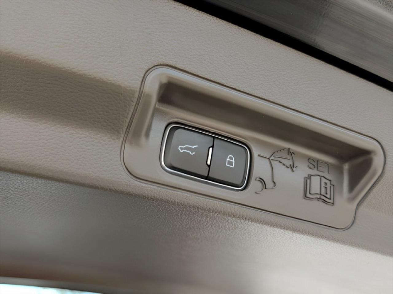 2022 Ford Explorer Platinum  **TECHNOLOGY PACKAGE** Photo