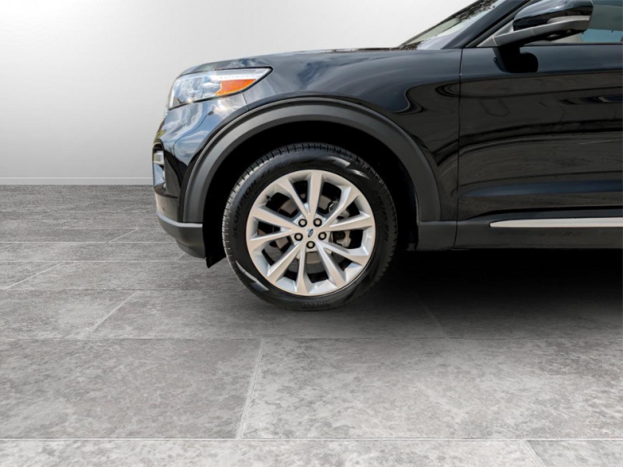 2022 Ford Explorer Platinum  **TECHNOLOGY PACKAGE** Photo