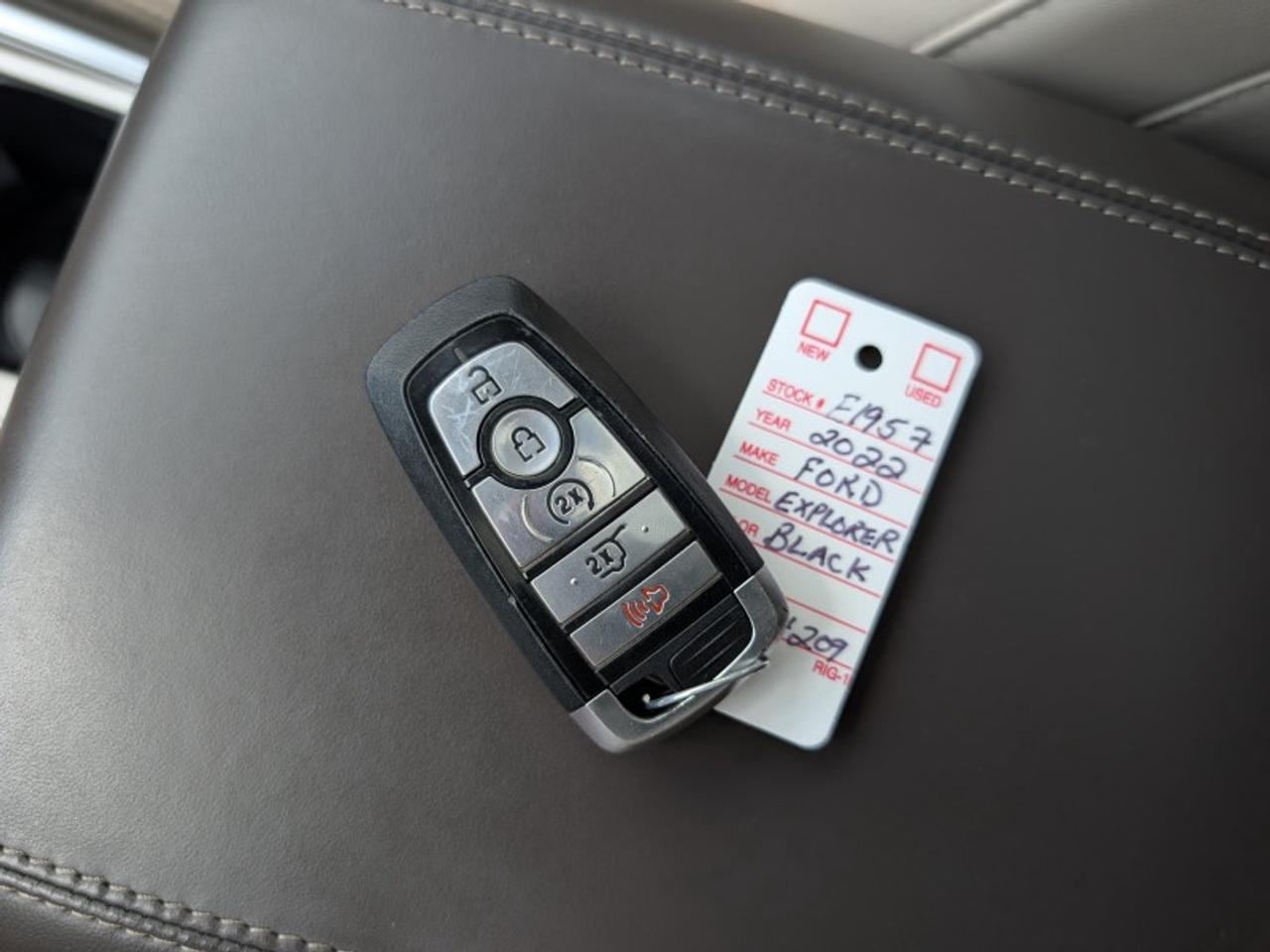 2022 Ford Explorer Platinum  **TECHNOLOGY PACKAGE** Photo