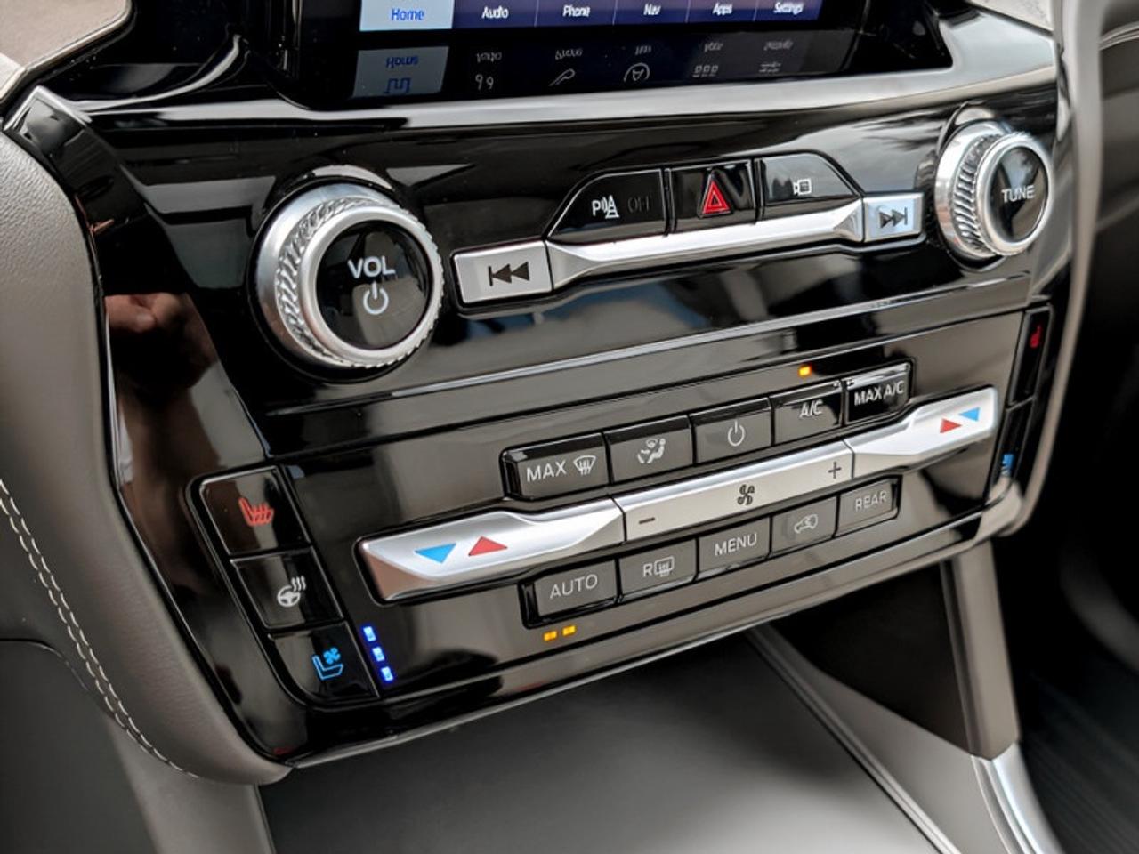 2022 Ford Explorer Platinum  **TECHNOLOGY PACKAGE** Photo