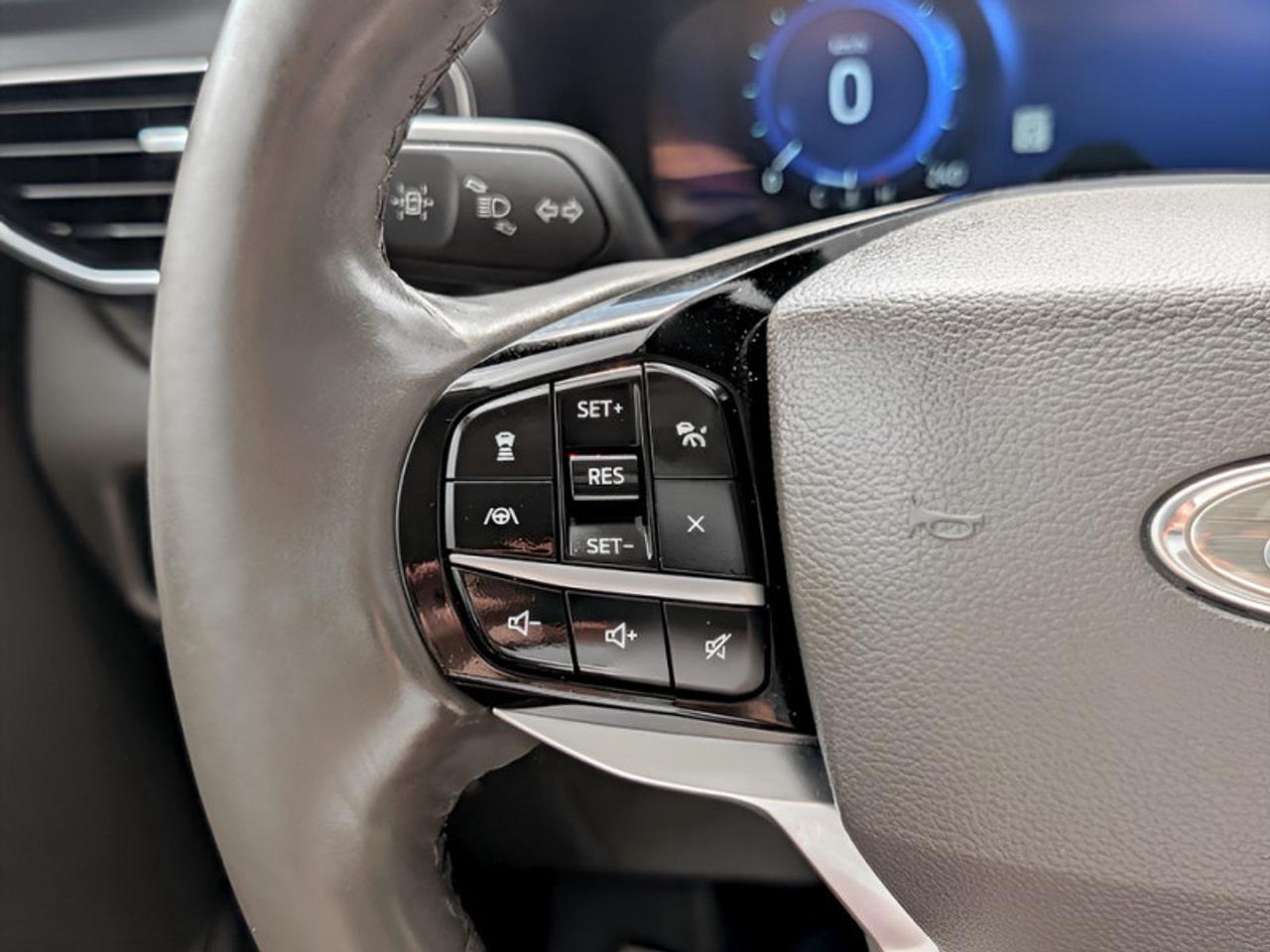 2022 Ford Explorer Platinum  **TECHNOLOGY PACKAGE** Photo