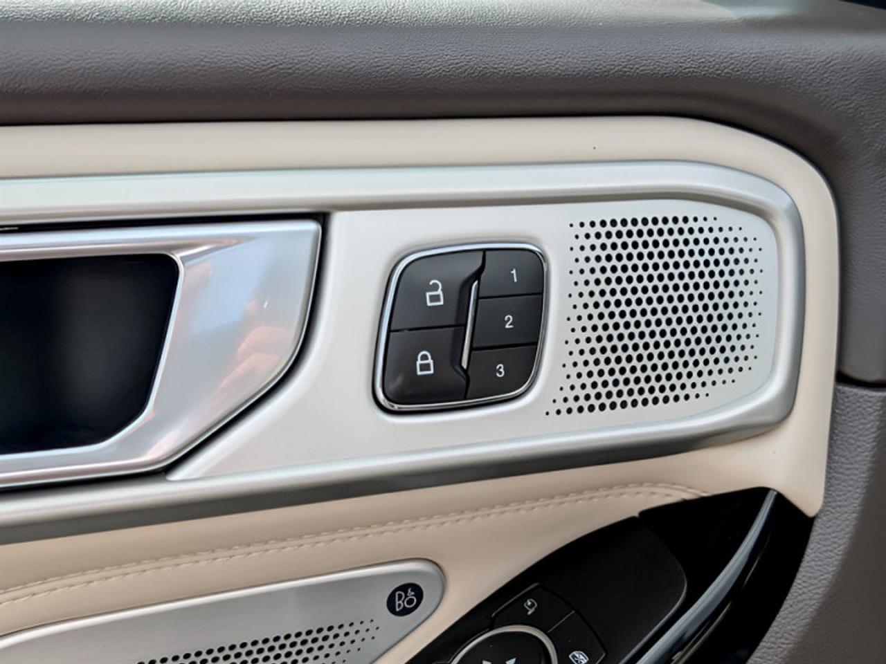 2022 Ford Explorer Platinum  **TECHNOLOGY PACKAGE** Photo