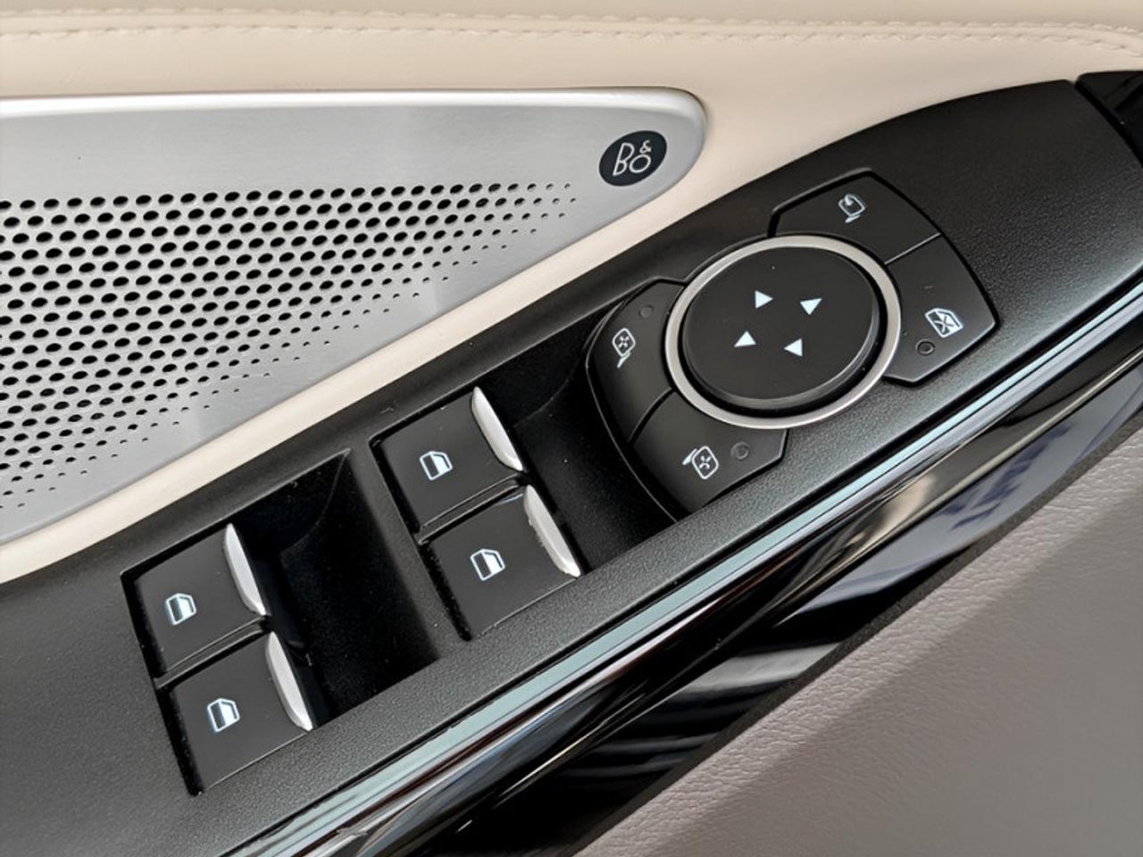 2022 Ford Explorer Platinum  **TECHNOLOGY PACKAGE** Photo