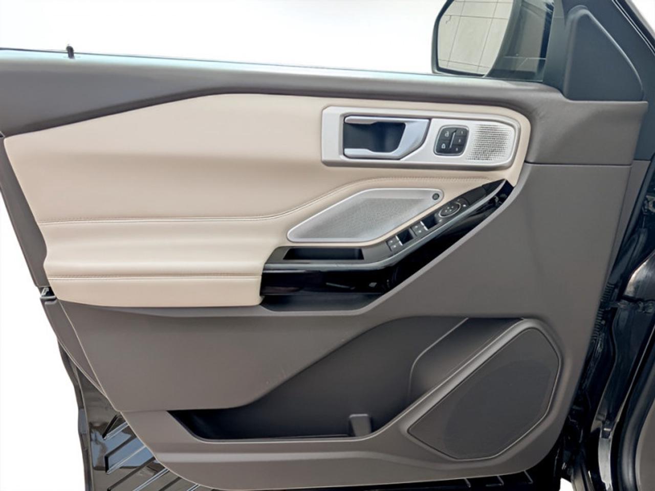 2022 Ford Explorer Platinum  **TECHNOLOGY PACKAGE** Photo