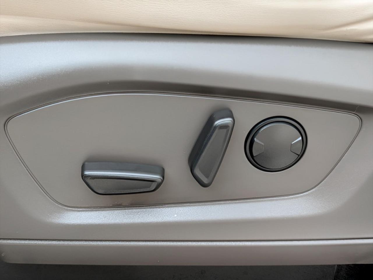 2022 Ford Explorer Platinum  **TECHNOLOGY PACKAGE** Photo