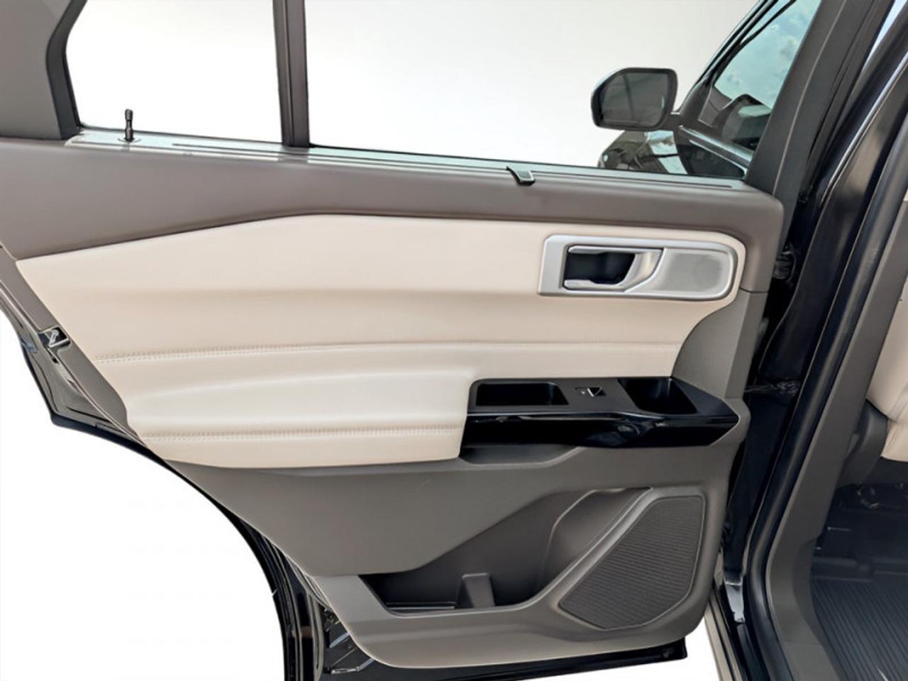 2022 Ford Explorer Platinum  **TECHNOLOGY PACKAGE** Photo