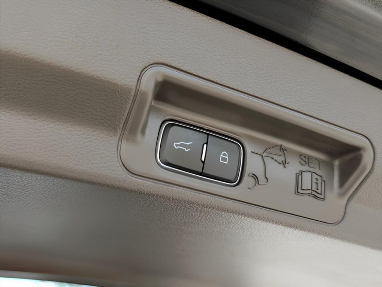 2022 Ford Explorer Platinum  **TECHNOLOGY PACKAGE** Photo