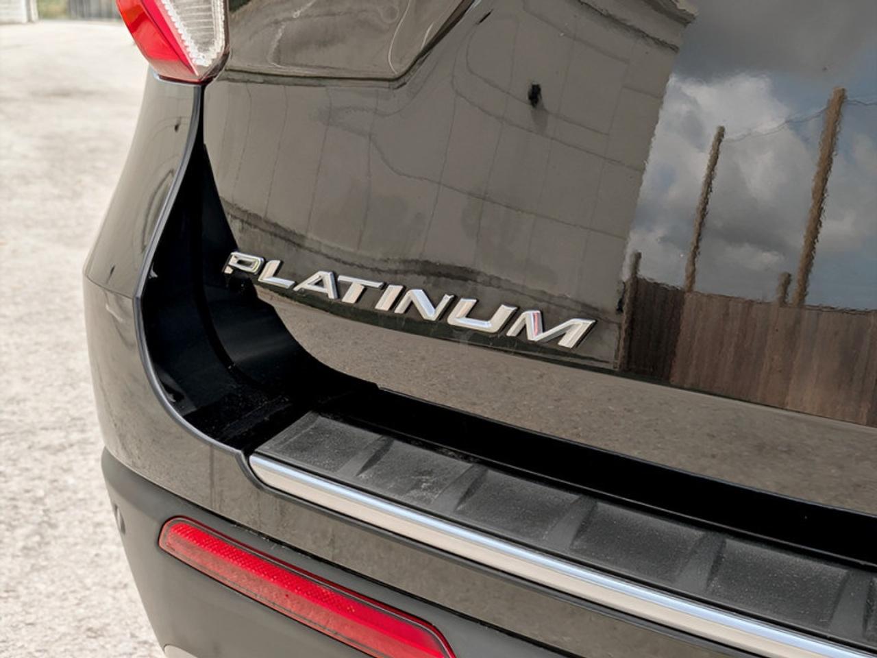 2022 Ford Explorer Platinum  **TECHNOLOGY PACKAGE** Photo