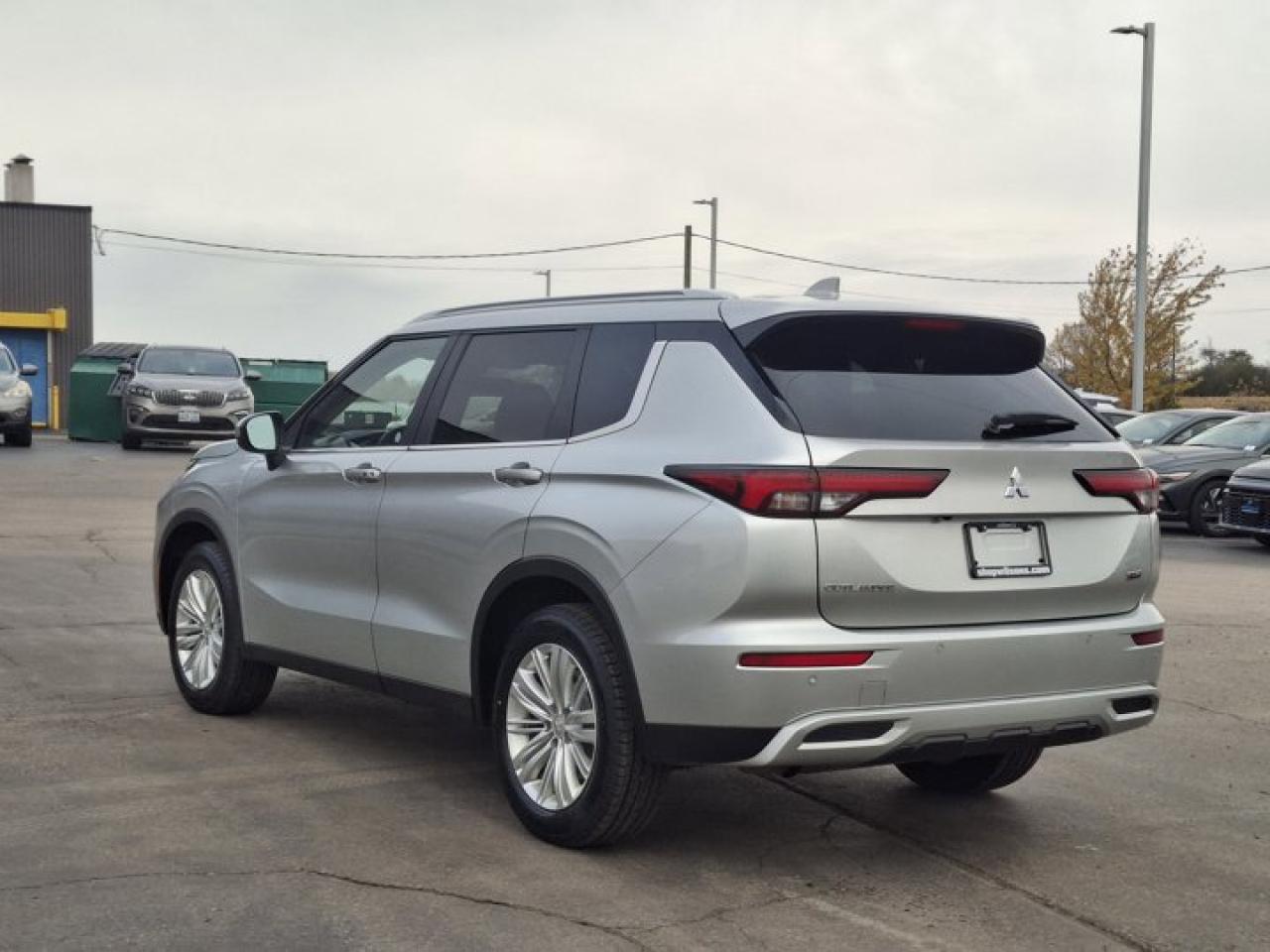 2024 Mitsubishi Outlander SE AWC | 7 Passenger | Panoramic Sunroof | Heated Wheel + Seats | Power Liftgate | and More ! Photo