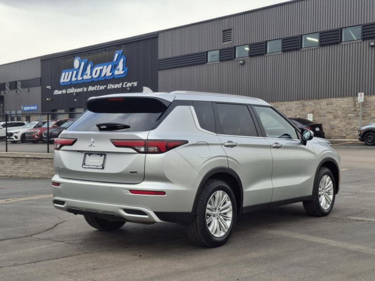 2024 Mitsubishi Outlander SE AWC | 7 Passenger | Panoramic Sunroof | Heated Wheel + Seats | Power Liftgate | and More ! Photo