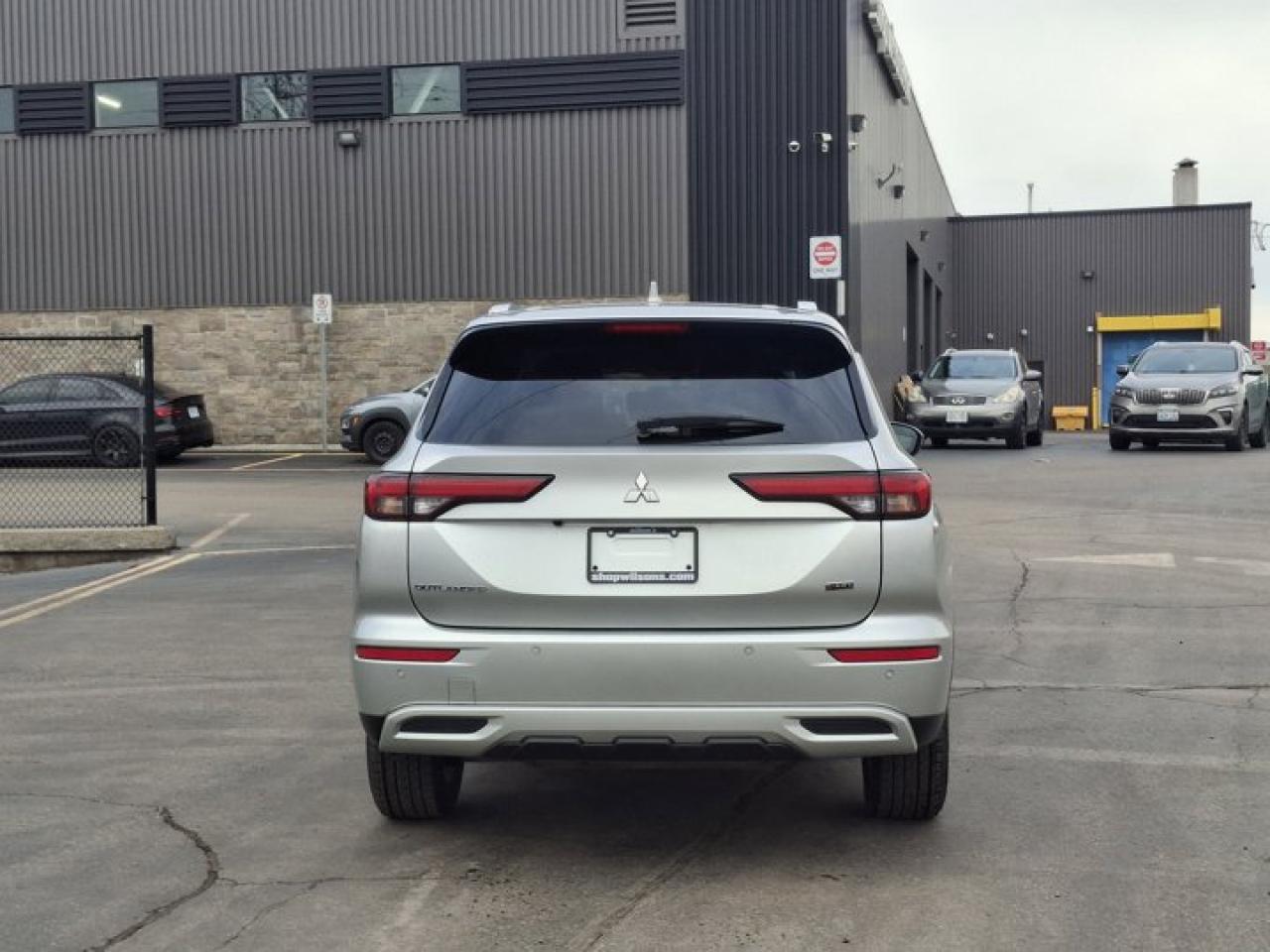 2024 Mitsubishi Outlander SE AWC | 7 Passenger | Panoramic Sunroof | Heated Wheel + Seats | Power Liftgate | and More ! Photo3