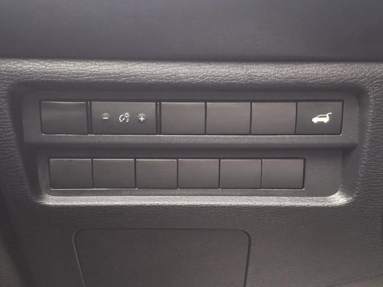 2024 Mitsubishi Outlander SE AWC | 7 Passenger | Panoramic Sunroof | Heated Wheel + Seats | Power Liftgate | and More ! Photo