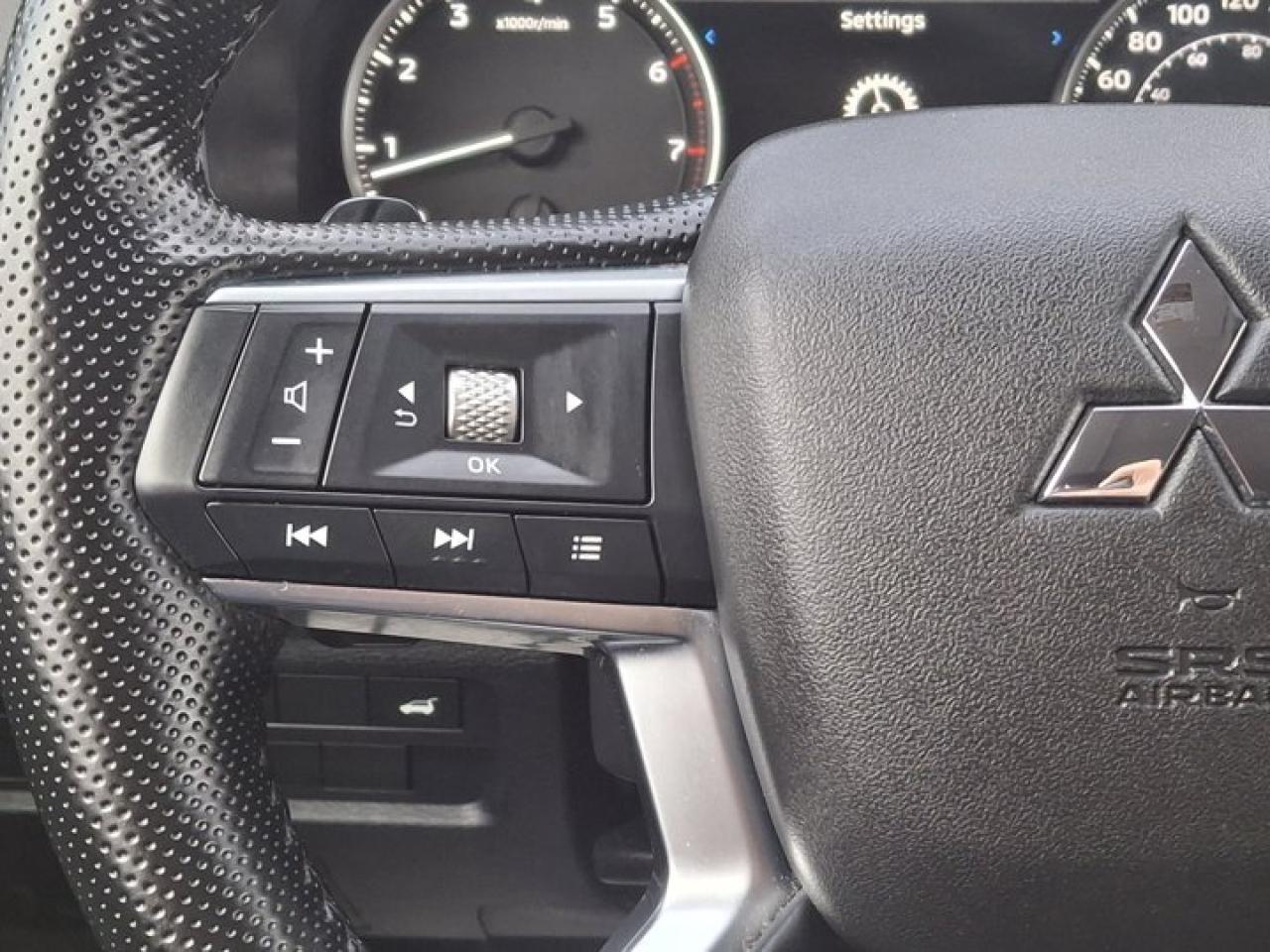 2024 Mitsubishi Outlander SE AWC | 7 Passenger | Panoramic Sunroof | Heated Wheel + Seats | Power Liftgate | and More ! Photo