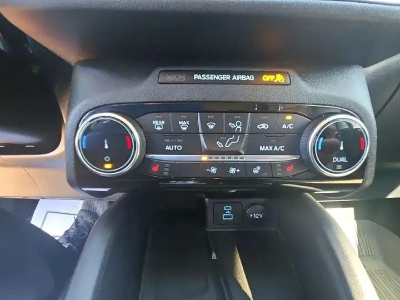 2022 Ford Escape Titanium AWD Hybrid Photo5