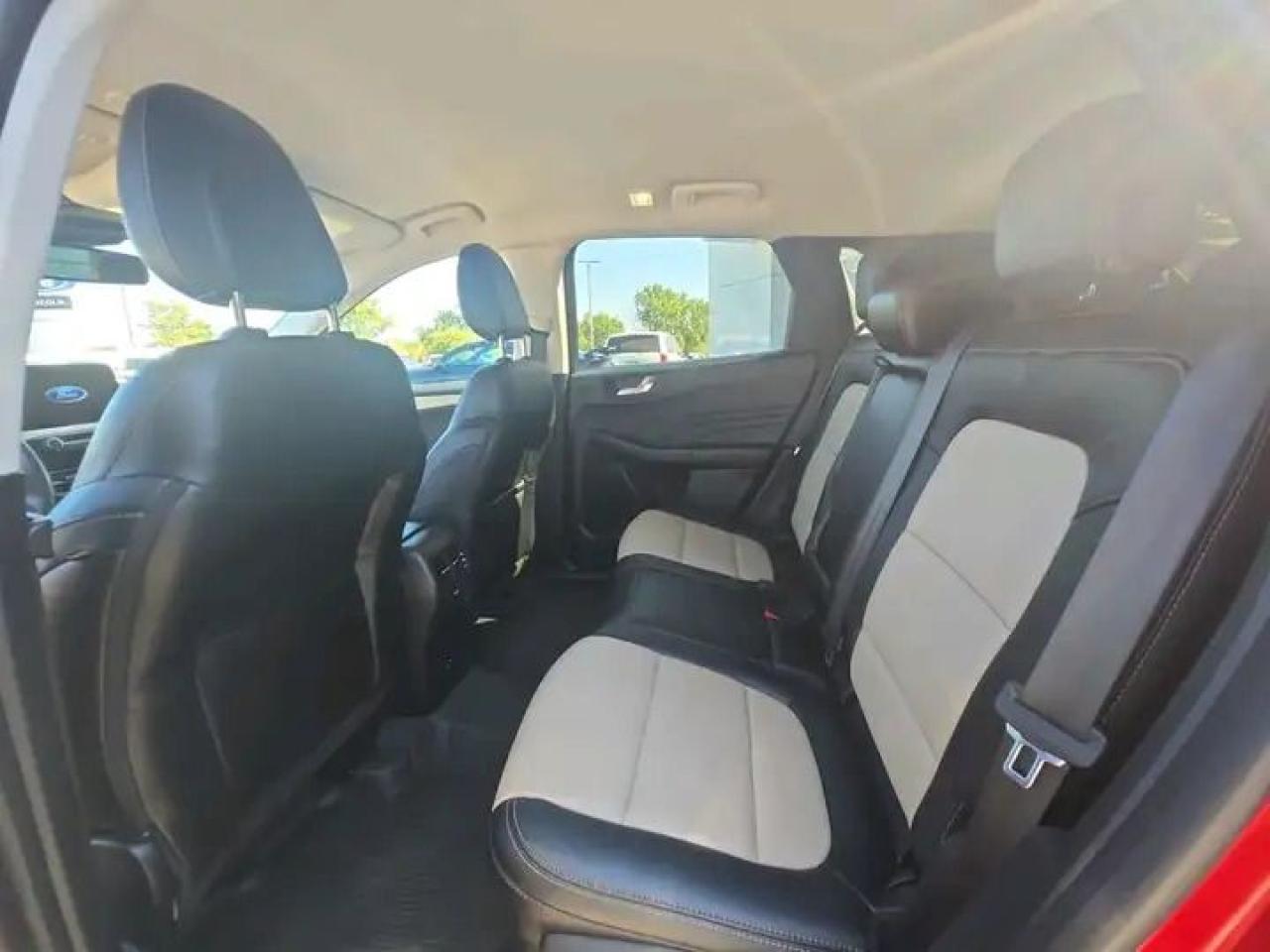 2022 Ford Escape Titanium AWD Hybrid Photo5