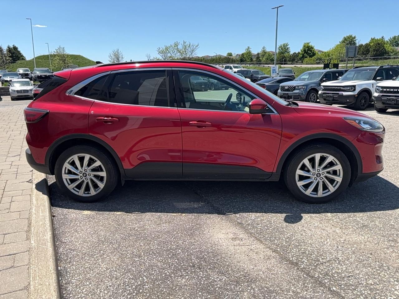 2022 Ford Escape TITANIUM, HYBRID! ELITE PACKAGE! PANO ROOF! NAV! Photo3