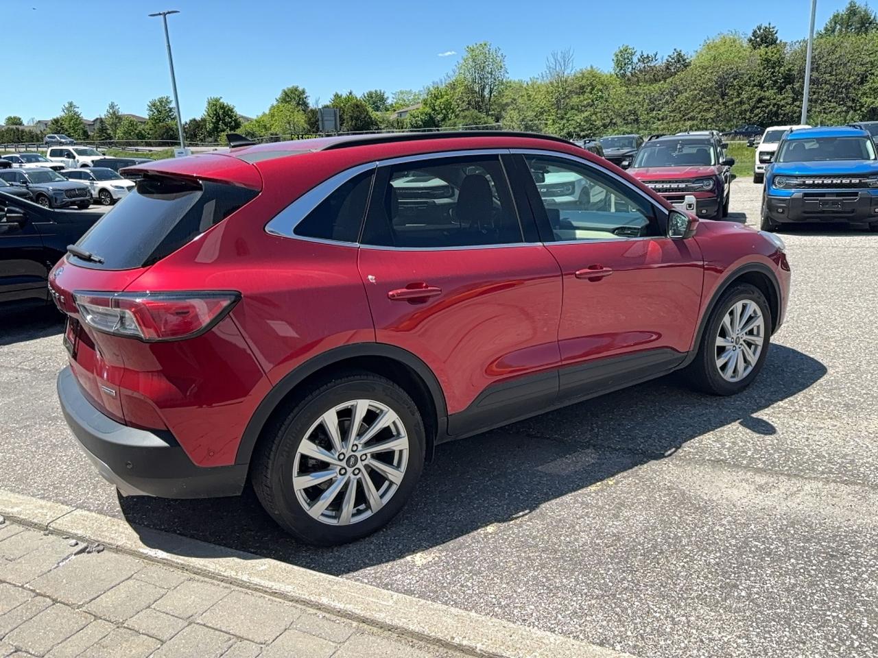 2022 Ford Escape TITANIUM, HYBRID! ELITE PACKAGE! PANO ROOF! NAV! Photo4